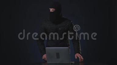 偷电脑资料的年轻小偷