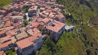 在山上俯瞰中世纪城市的空中景色，俯瞰海边村庄和山脉，晴天在意大利卡拉布里亚