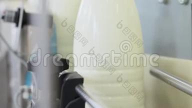 牛奶生产线上的机器。 <strong>包装瓶</strong>。 乳品厂的奶瓶标签