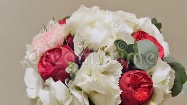 一束绣球花、形玫瑰、<strong>康乃馨</strong>和桉树<strong>绿色</strong>的婚礼花束。 旋转的气味。