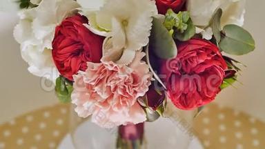 一束绣球花、形玫瑰、<strong>康乃馨</strong>和桉树<strong>绿色</strong>的婚礼花束。 旋转的气味。