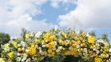婚礼拱门，街上<strong>开</strong>着黄白色的花。 <strong>关门</strong>