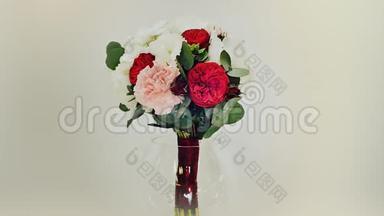 一束绣球花、形玫瑰、康乃馨和桉树绿色的婚礼花束。 旋转的气味。