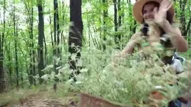 一个戴着帽子和衣服的女人，带着一篮子花，和一个小孩子一起，骑自行车，在森林里，在森林里，在森林里
