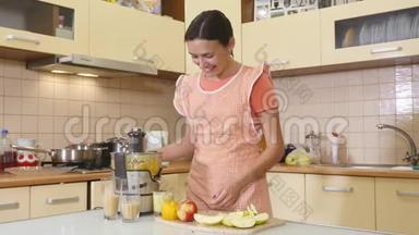 女家庭主妇在厨房用水果和榨汁机准备做新鲜果汁。 健康饮食、烹饪