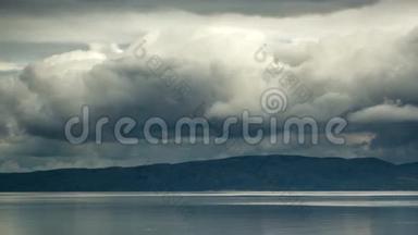 峡湾上空的雨和大云。 4K时间间隔镜头。