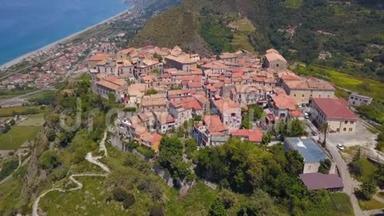 在山上<strong>俯瞰</strong>中世纪城市的空中景色，<strong>俯瞰</strong>海边村庄和山脉，晴天在意大利卡拉布里亚