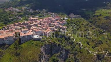 在山上俯瞰中世纪城市的空中景色，俯瞰海边村庄和山脉，晴天在意大利卡拉布里亚