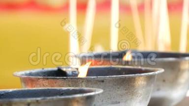 人们从一碗活火中<strong>点燃</strong>有香味的幸运魔杖和蜡烛。 佛教。