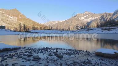 冬季河流流向意大利阿尔卑斯山<strong>冻结</strong>的山湖
