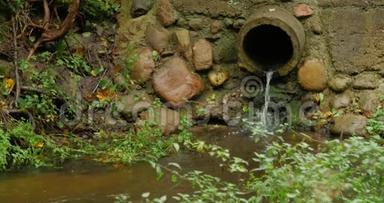 修建水泥混凝土管道排水渠，排出水流
