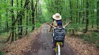 一<strong>个</strong>戴着帽子和衣服的女人，带着一篮子花，和一<strong>个小孩子</strong>一起，骑自行车，在森林里，在森林里，在森林里