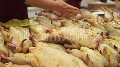 <strong>生鲜</strong>禽鸭肉在市场上出售。 俄罗斯产品市场。 一<strong>大</strong>群鸭子躺在柜台上。 这就是