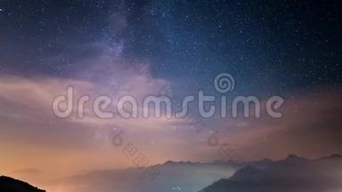 随着时间的推移，银河和<strong>星空</strong>随着雾和湿气在意大利阿尔卑斯山上移动，产生了<strong>梦幻</strong>般的效果。