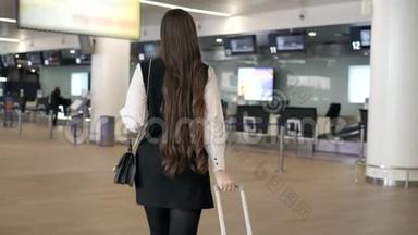 旅行妇女在<strong>机场</strong>使用智能手机。 年轻的白种人旅行者用手机应用程序检查登机时间。