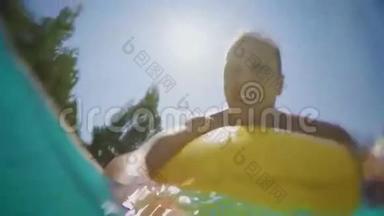 一个人在水上公园的气垫上缓慢地漂浮着