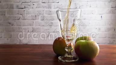 在玻璃<strong>杯中倒入</strong>新鲜苹果汁，慢动作高清视频