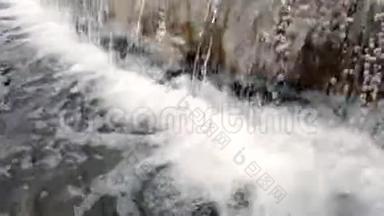 大镜头水流<strong>落入</strong>水中，使泡沫在喷泉中缓慢运动，全高清，1080p
