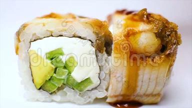 <strong>厨师</strong>在美味的<strong>寿司</strong>卷中加入了桑拿和芝麻。 在白色上射了宏。 豪华餐厅菜。 日本菜。