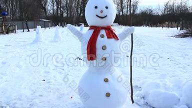 雪人的脸贴紧.. 雪人`微笑.. 斯诺夫曼的影子。 新年的特点。 圣诞雪人脸