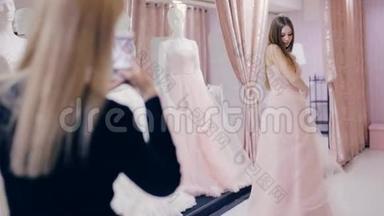 在试衣间试穿婚纱的漂亮女人