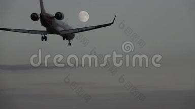 黄昏时分，在满月的衬托下，喷气式飞机缓慢降落