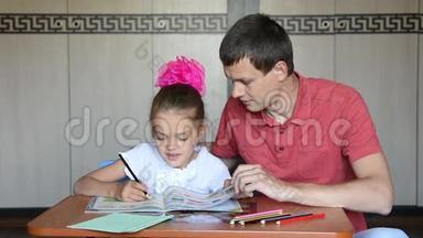 <strong>一年级</strong>的女孩和爸爸决定教科书中的逻辑问题