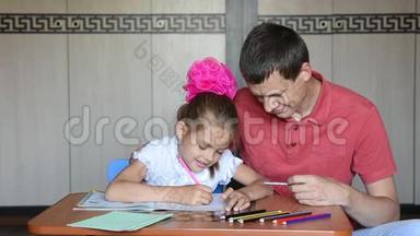 一年级的女孩依靠他的手指做教皇的家庭作业
