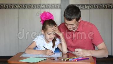 女孩一年级生，选择合适的导师铅笔完成任务