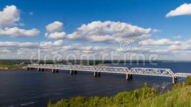 横跨伏尔加河的<strong>铁路大桥</strong>的美丽时间