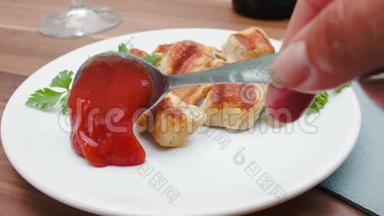 番茄酱<strong>用勺子</strong>铺在白色盘子上