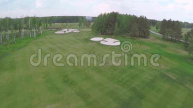 空中高尔夫球场，有<strong>华丽</strong>的绿色和沙坑。 高尔夫球场的鸟瞰景观，有<strong>华丽</strong>的绿色和池塘。 高尔夫球场