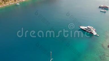 帆船停泊在岸边，一个令人愉快的海景无人机视频。