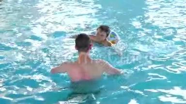 两个男孩在游泳池里玩耍