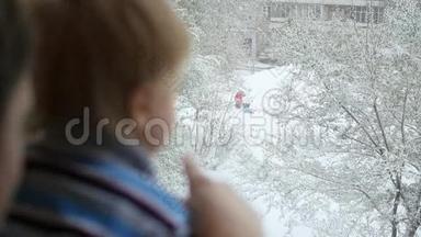 那个带着孩子看着窗外下雪的家伙
