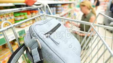女购物者在超市寻找婴儿<strong>食品</strong>，年轻的母亲在商店。 4k，慢镜头