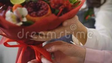 贴身厨师花匠在鲜花<strong>水果店</strong>工作，用丝带水果和蔬菜花束固定