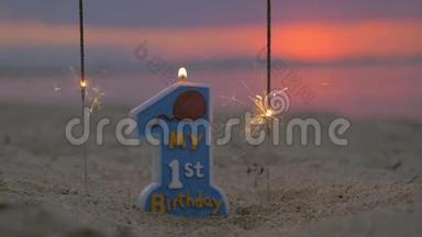 在模糊的夕阳下，蜡烛和两个<strong>闪烁</strong>的<strong>星星</strong>站在沙滩上的慢镜头