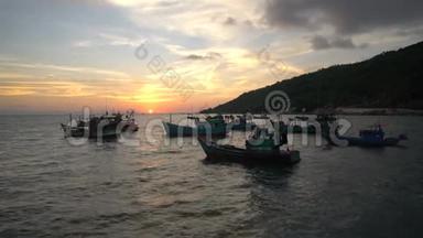 越南传统渔船的<strong>剪影</strong>漂浮在风景优美的蓝色海面上，映衬着<strong>金色</strong>的夕阳..