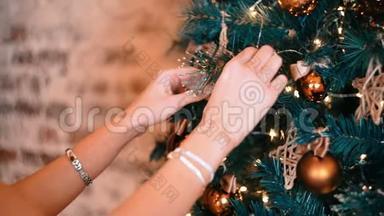今年，一个穿着浅色衣服的漂亮女孩装饰了一棵圣诞树