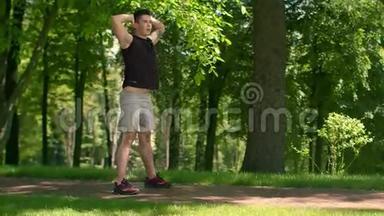 户外健身。 健身男子在公园锻炼。 做<strong>蹲</strong>的人。 健身男子<strong>蹲</strong>