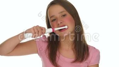 女孩用<strong>电动牙刷</strong>刷牙