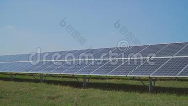 草地上的太阳能发电站。
