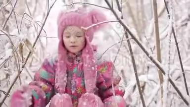小女孩在一片白雪皑皑的森林里呼救