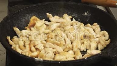 慢条斯理的鸡肉用煎锅或煎锅炒熟，用煤气炉在餐厅的厨房里炒