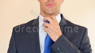 一个商人<strong>紧张</strong>地调整他的蓝色领带。 4K，慢<strong>动作</strong>，超级特写。 复制空间