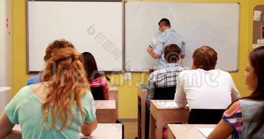 讲师在课堂上在白板上写作