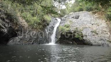 泰国Jetkod-Pongkonsao旅游地点的森林大瀑布