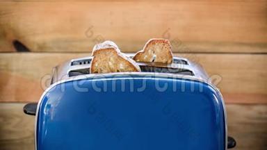 无缝循环烤面包机弹出老式蓝色烤面包机，木制背景，高清视频无缝循环-烤面包机弹出老式！