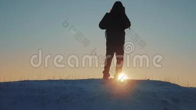 胜利商旅理念.. 男子旅行者在冬天的山上徒步旅行。 冬天在寒冷的雪天徒步旅行